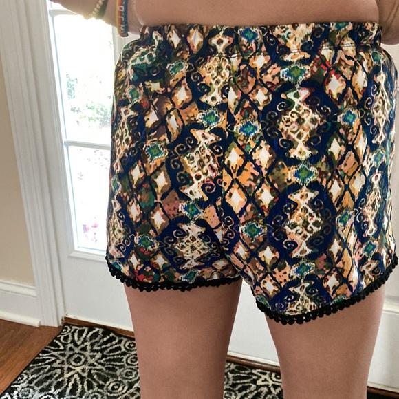 Light weight girls patterned shorts with embroidered tassel trim. Size small - Picture 7 of 7